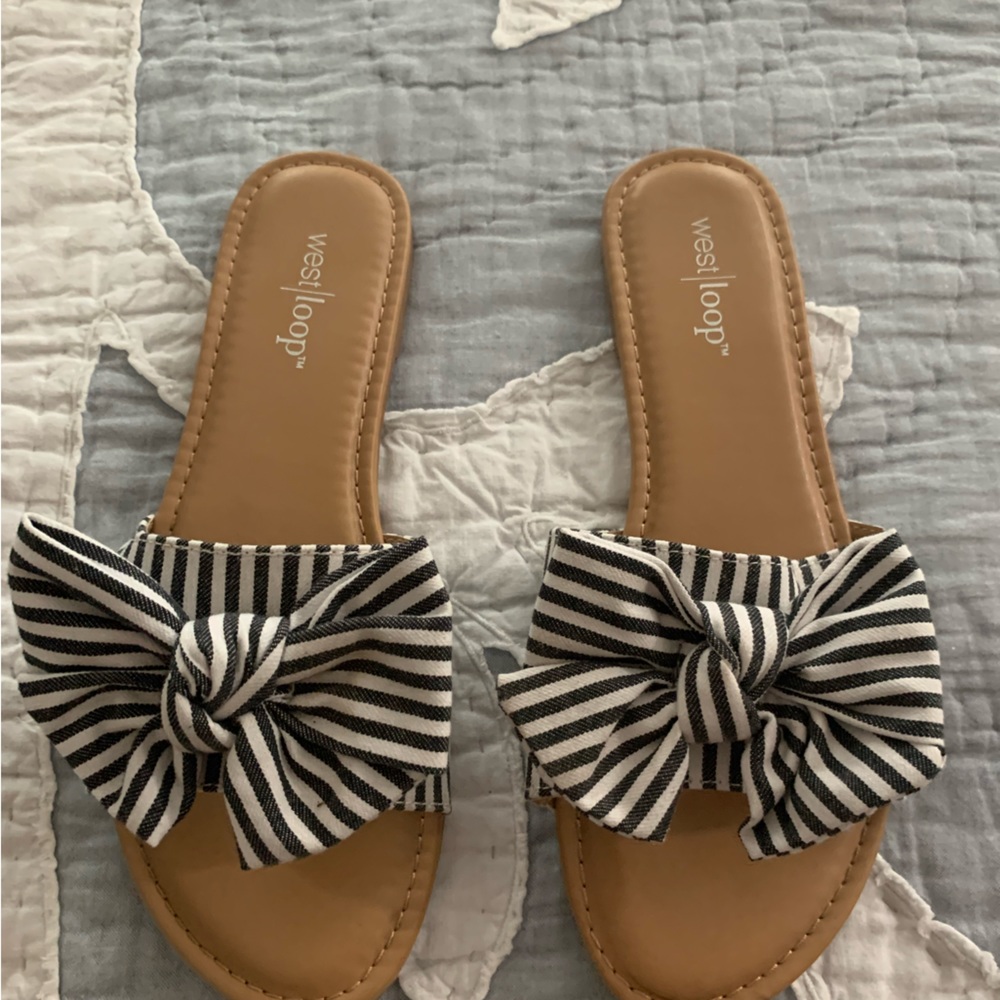 Size 9/10 adorable sandals with grey and white striped bows